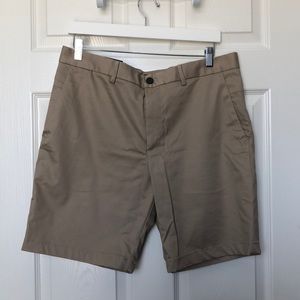 NWT Men’s Banana Republic khaki shorts.